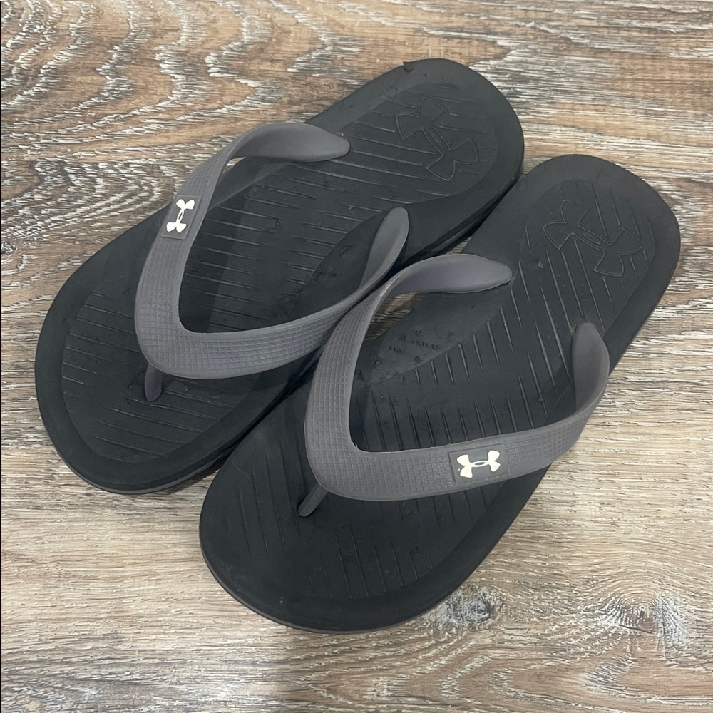 Under Armour Gray and Black Flip Flops Youth 1/2